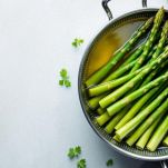 Asparagi verdi cotti a vapore.