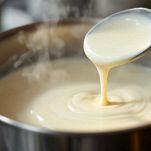 Panna fresca che si scalda nel pentolino.