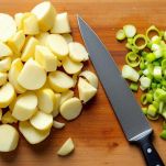 Patate e porri affettati sottili