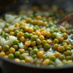 Piselli secchi immersi in acqua in una ciotola.