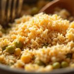 Fiocchi di riso aggiunti ai piselli in pentola.