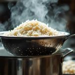 Riso bollito scolato in una ciotola.