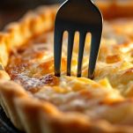 Base di crostata bucherellata con forchetta.