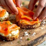 Fette di salmone affumicato sul pane