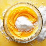 Tuorli mescolati con zucchero e cocco