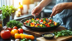 Donna che cucina un ratatouille di verdure