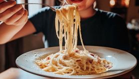 Donna mangia gustosa carbonara