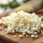 Cipolle bianche tritate su tagliere