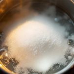 Zucchero e acqua in pentola
