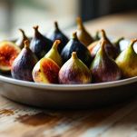 Fichi disposti su piatto