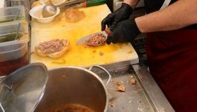 Firenze, trippaio prepara panino col lampredotto