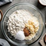 Ingredienti per focaccia senza glutine mescolati in una ciotola con acqua.