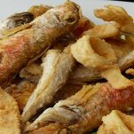 Fritto misto su carta assorbente