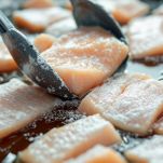 Pesce che frigge nell’olio