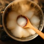 Zucchero e acqua in pentolino