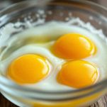 Ciotola con tuorli d’uovo separati dagli albumi pronti per la preparazione della crema