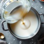 Crema a base di latte caldo, uova e vaniglia mescolata delicatamente sul fuoco