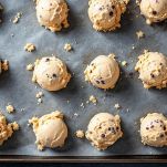 Palline di gelato pastellate su vassoio.