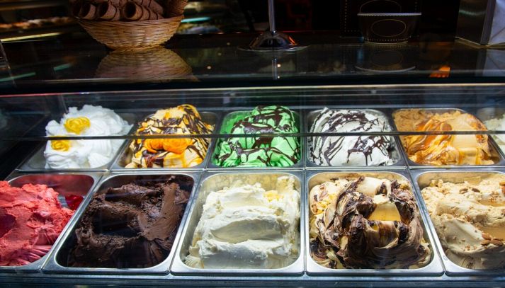 Gusti di gelato all'interno di una gelateria