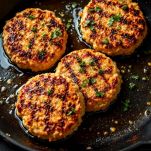 Burger di pollo in cottura