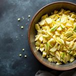 Fettine sottili di cuore di carciofo raccolte in un recipiente