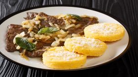 Invitante fegato alla veneziana con polenta
