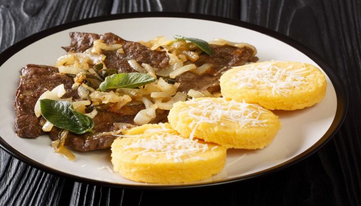 Invitante fegato alla veneziana con polenta