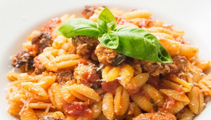 Invitanti malloreddus sardi con pomodoro e salsiccia