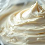 Ciotola con panna montata soffice e compatta