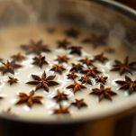 Pentolino con latte e chiodi di garofano