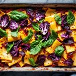Teglia con strati di lasagna al radicchio