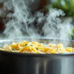 Linguine aggiunte nella padella con le vongole.