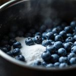 Pentola con mirtilli e succo rilasciato durante la macerazione