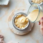 Stampi da muffin riempiti con impasto.