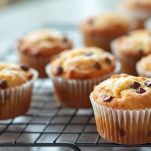 Muffin ai mirtilli appena sfornati sul vassoio.