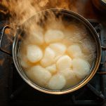 Olive immerse in acqua e sale