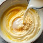 Composto di uova e latte mescolato in ciotola.