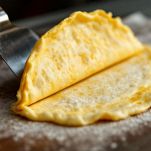 Omelette piegata con spatola.