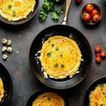 Più omelette in preparazione sul piano.