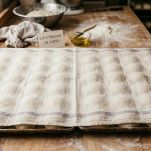 Panini coperti con un panno durante la lievitazione.