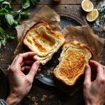 Pane tostato svuotato della mollica.