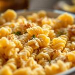 Pirofila unta e spolverata di pangrattato con la pasta