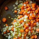 Cipolla carota e sedano dorano nell’olio