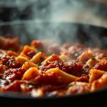 Salsa rossa che sobbolle lentamente nella casseruola