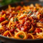 Pasta cotta mescolata nel ragù caldo