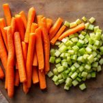 Verdure pulite e tagliate sul tagliere