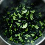 Cavolo nero tagliato che bolle nell’acqua