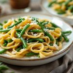 Pasta con fagiolini servita nel piatto.