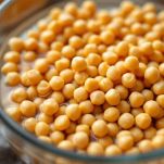 Ciotola con ceci secchi lasciati in ammollo per ammorbidirsi