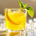 Succo di limone appena spremuto in una ciotola.